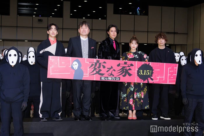 (左から)DJ松永、佐藤二朗、間宮祥太朗、川栄李奈、石川淳一監督(C)モデルプレス