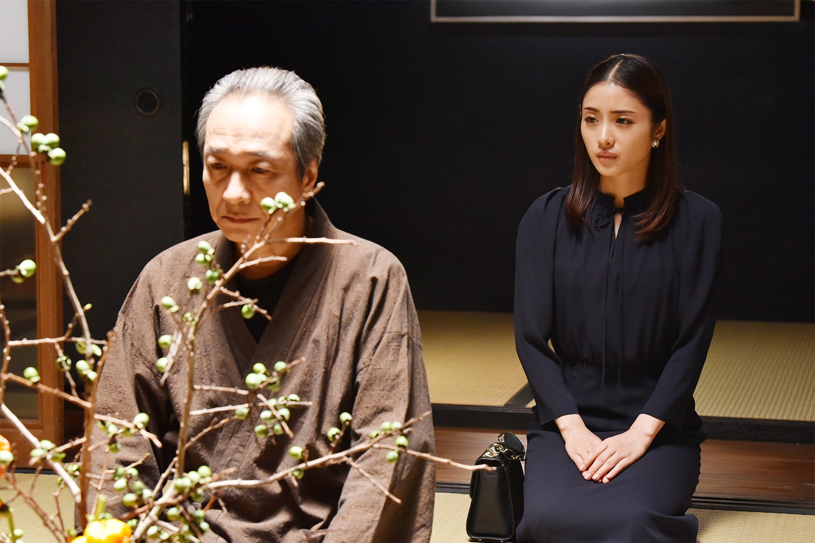 小日向文世、石原さとみ／「高嶺の花」第9話より（C）日本テレビ