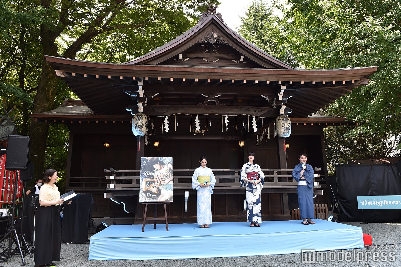 阿部純子、三吉彩花、津田肇監督（C）モデルプレス