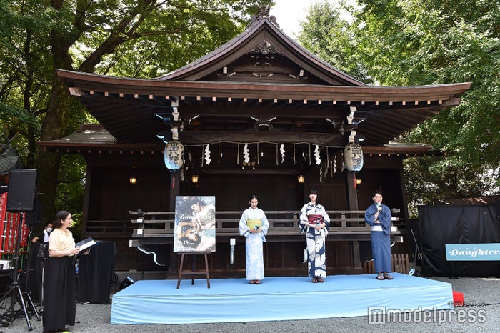 阿部純子、三吉彩花、津田肇監督(C)モデルプレス