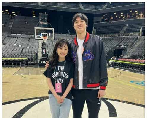 久慈暁子アナ、夫・渡邊雄太選手と“肩抱き”2ショット NBAレギュラーシーズン終了に労いの声