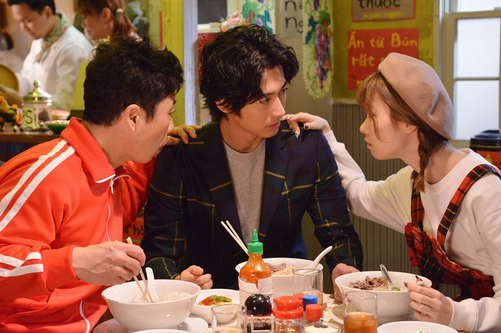 三宅弘城、ディーン・フジオカ、島崎遥香／「今からあなたを脅迫します」第4話より（画像提供：日本テレビ）