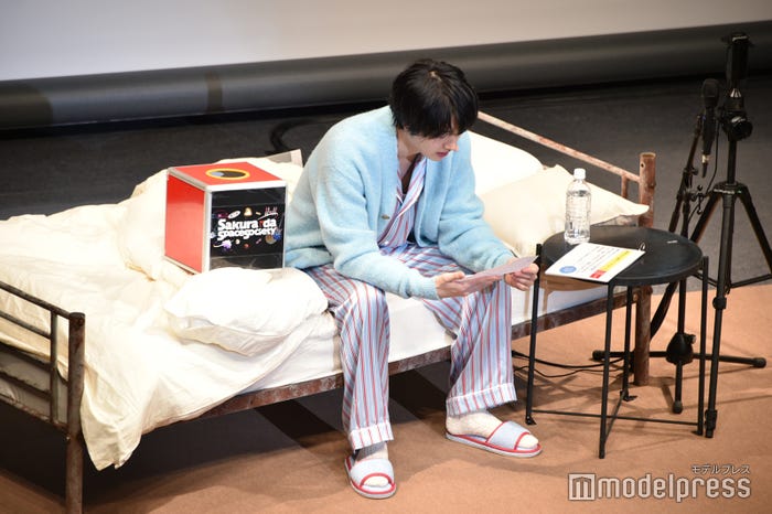 ファンからの質問を読む桜田通(C)モデルプレス