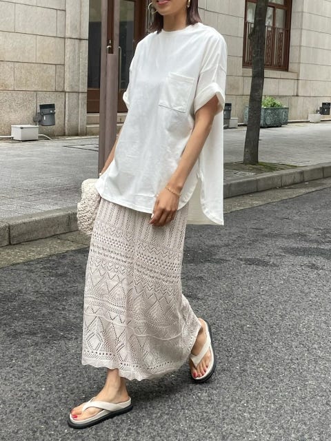 レディース　コーディネート　コーデ　着こなし　おすすめ　オススメ　トレンド　コツ　おしゃれ　お洒落　オシャレ　2022　夏　ワントーン　ワントーンコーデ　淡色　Tシャツ　スカート　透かし編みスカート　ベージュ　ホワイト　白
