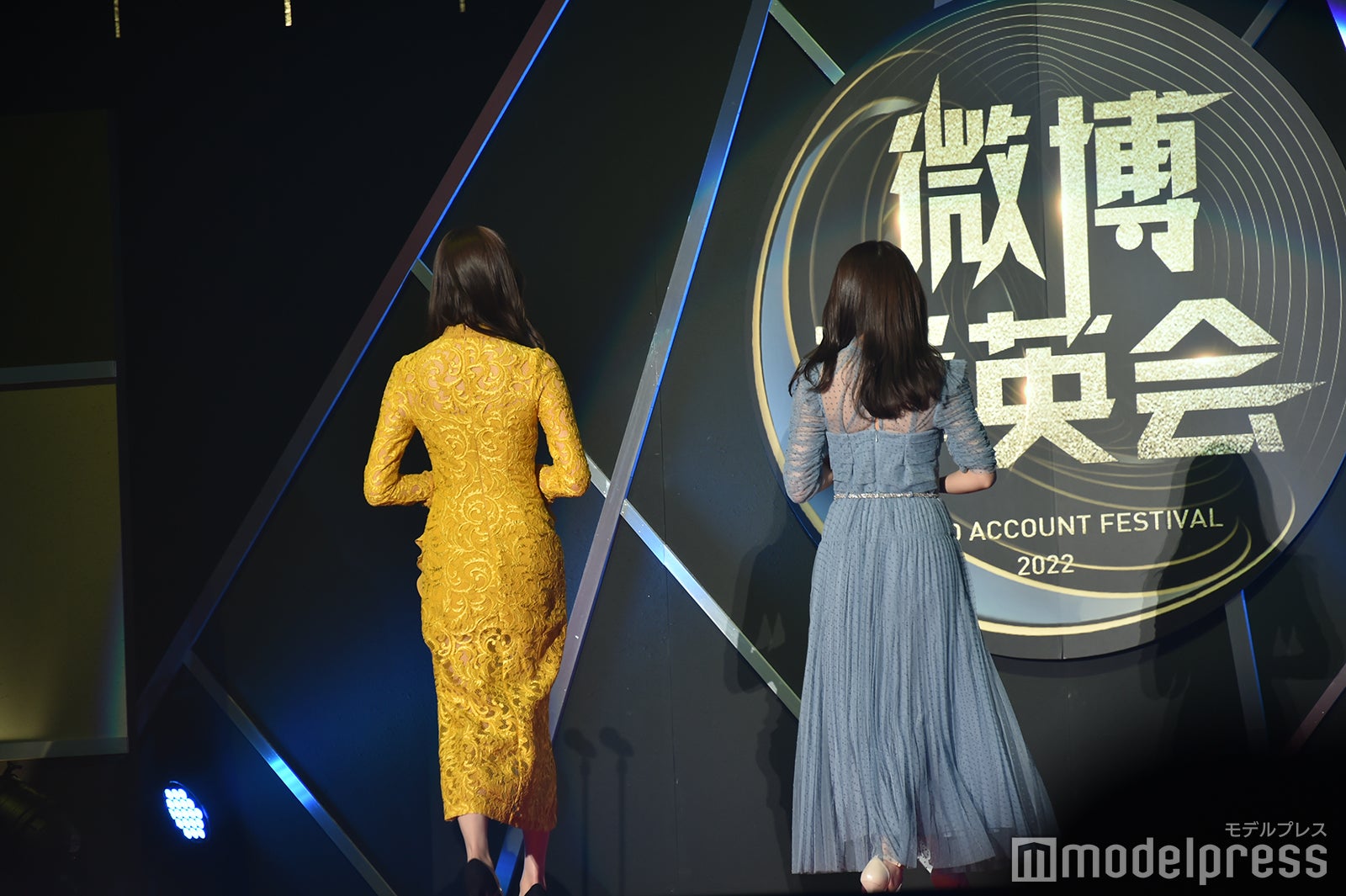 梅澤美波、秋元真夏（C）モデルプレス