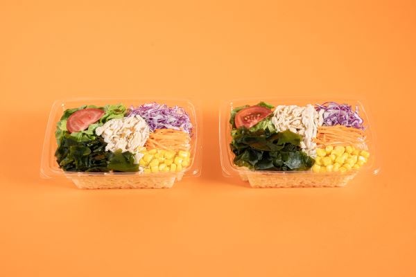 「1／3日分の野菜サラダ」（税込328円）※左が増量前、右が具材増量／提供画像