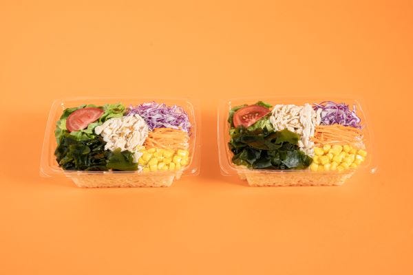 「1/3日分の野菜サラダ」(税込328円)※左が増量前、右が具材増量/提供画像