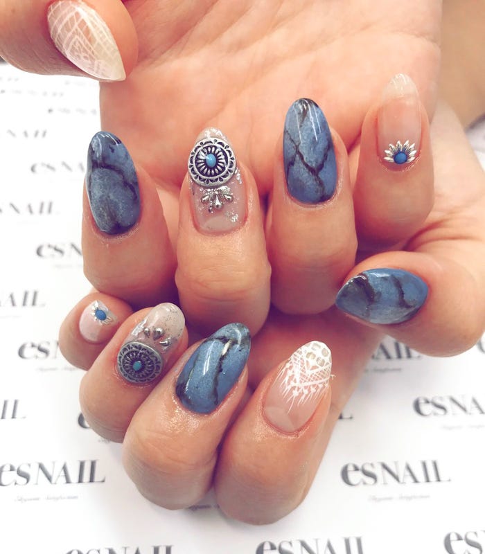 ヴィンテージ感のあるボヘミアンネイル/画像提供:esNAIL