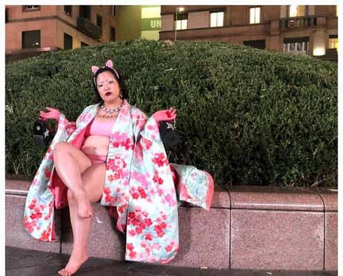 ゆりやんレトリィバァ、ビキニ×着物×眉なしの大胆ルック ミラノで視線集める