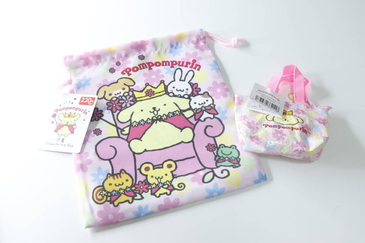 ポムポムプリンの巾着とマイクロバッグチャームを並べて撮影 ポムポムプリンの巾着とマイクロバッグチャームを並べて撮影