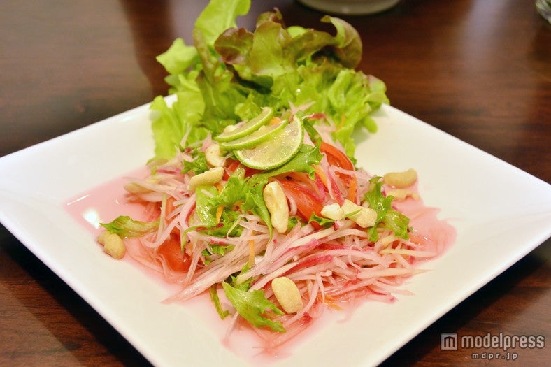 ピンク色の「ソムタムサラディー」80バーツ