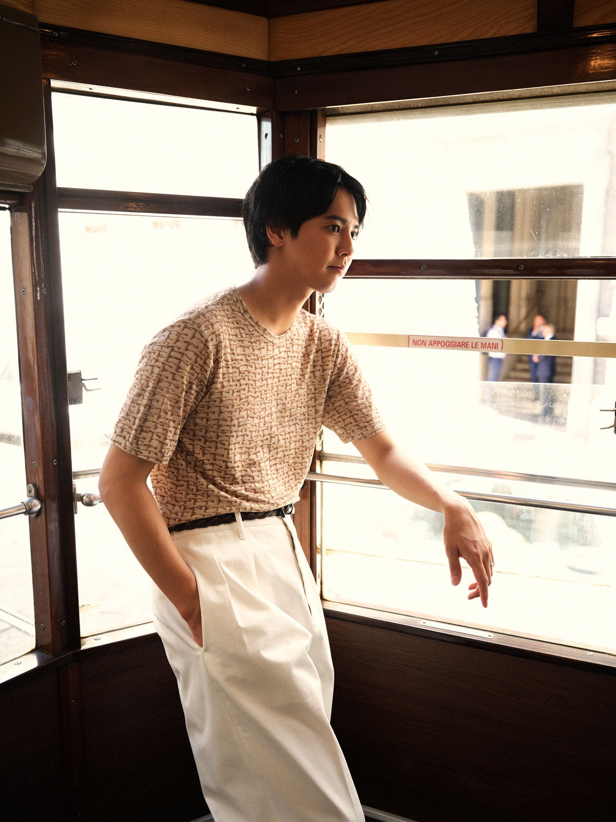 GENERATIONS片寄涼太、妻・土屋太鳳をバックハグ 家族と訪れた