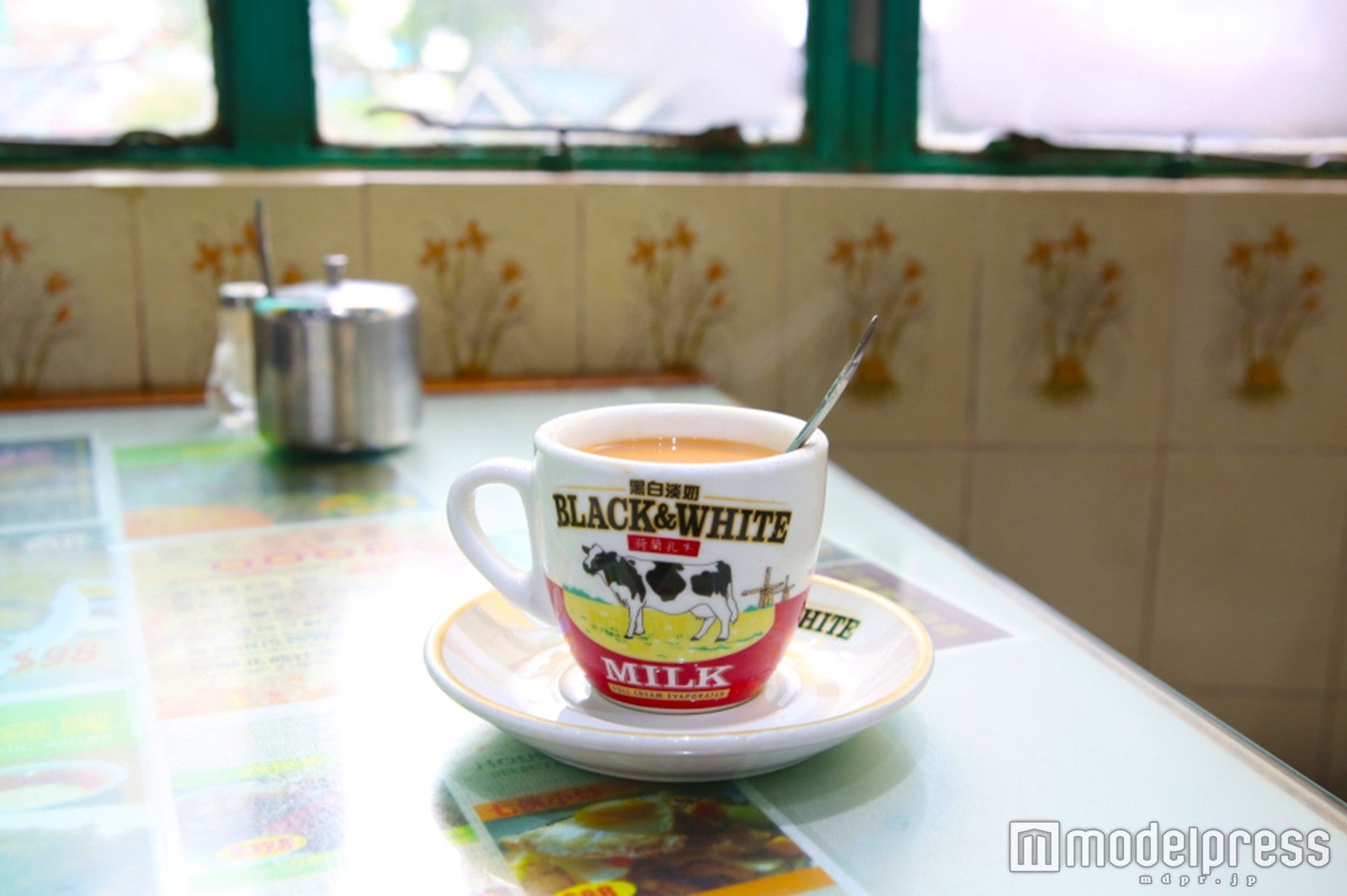 ホットミルクティー20香港ドル（C）モデルプレス