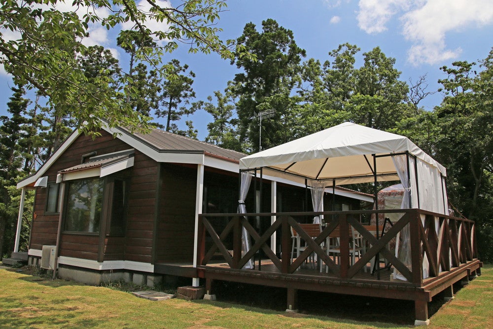 マザー牧場 グランピング THE FARM「ニュージーランドコテージ」（提供画像）