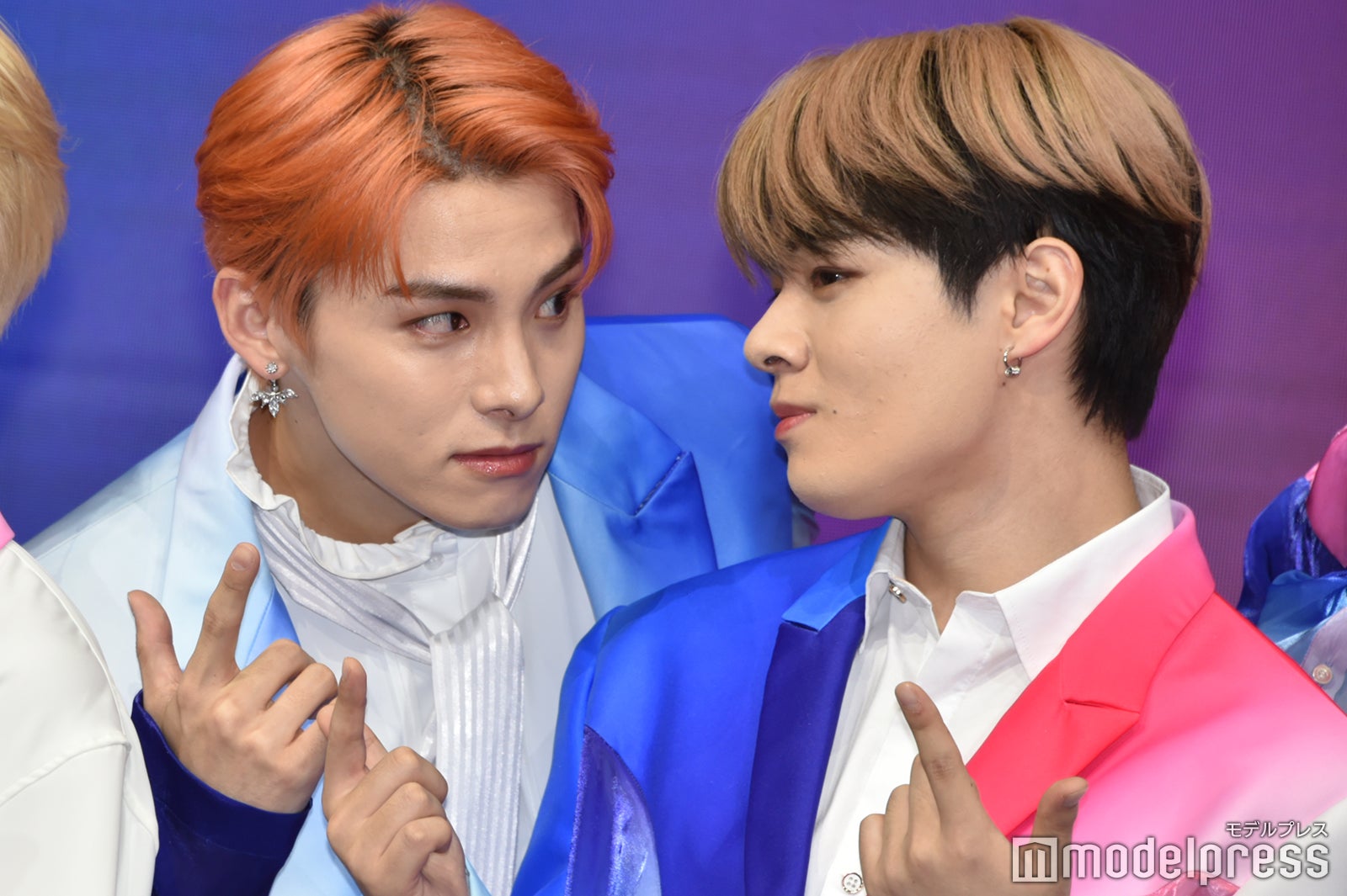 フォトセッション中こっそり会話していた川西拓実、鶴房汐恩（C）モデルプレス