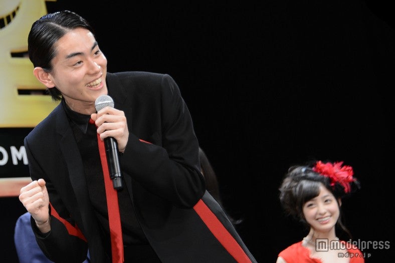 渾身の一発芸を披露する菅田将暉