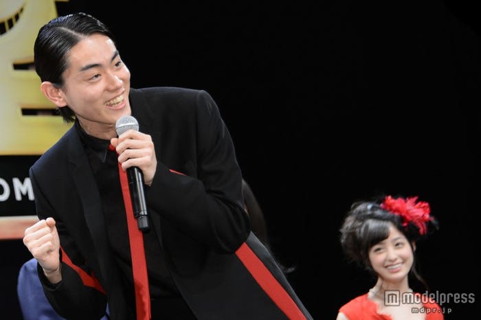 渾身の一発芸を披露する菅田将暉