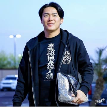 黒髪の山本由伸がめちゃオシャレ！和のTシャツでさわやかに グラスノー＆スネルが存在感抜群 ド軍バッテリー組集合で私服ショット公開