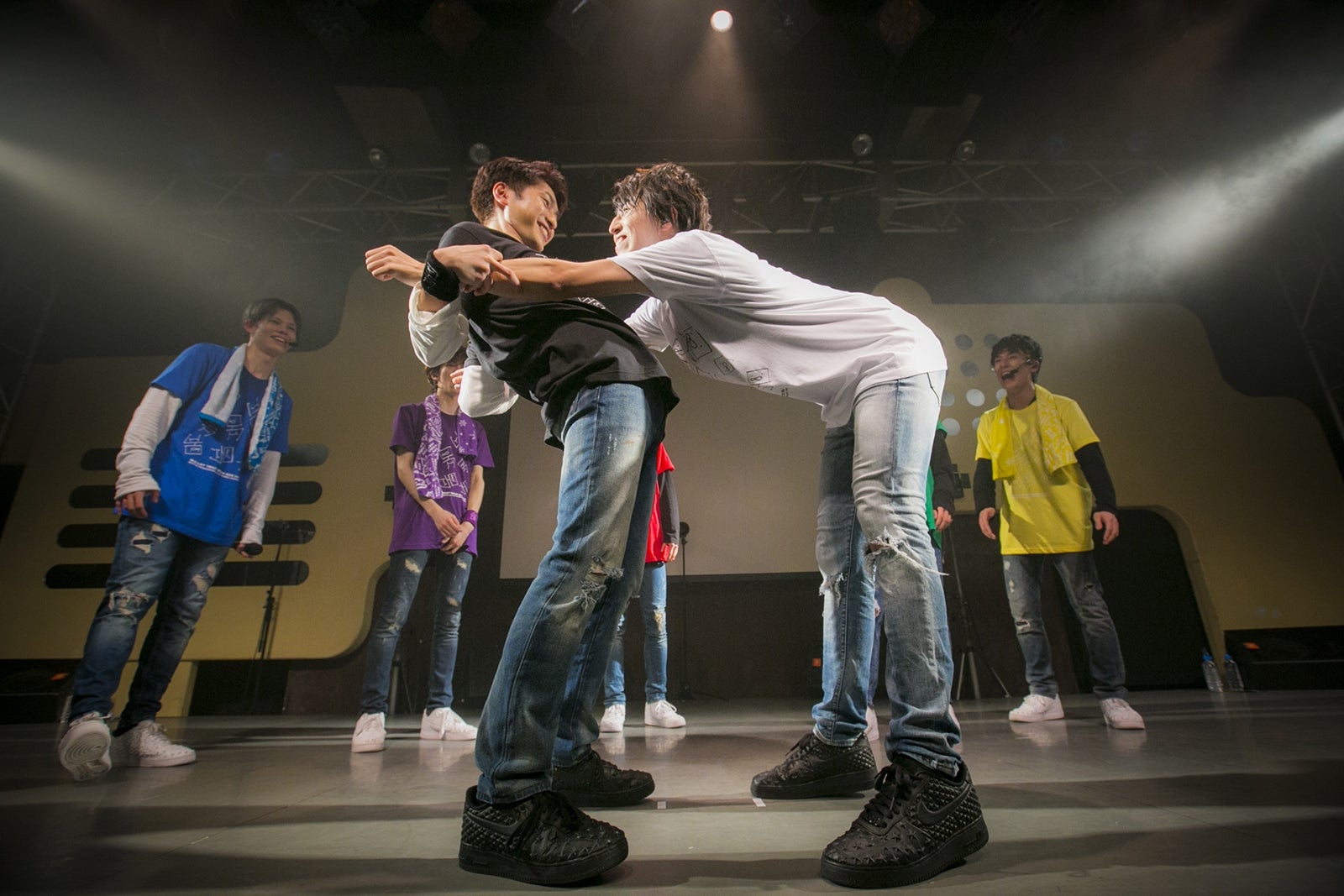 コーイチVSタカシの手押し相撲（写真提供：スターダスト音楽出版）