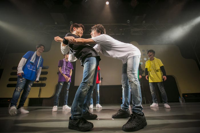 コーイチVSタカシの手押し相撲(写真提供:スターダスト音楽出版)