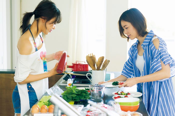 (右から)松井珠理奈、井田玲音名(C)光文社/週刊FLASH 写真:Takeo Dec.
