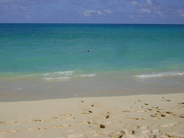 海の透明度は抜群／photo by ptjoe12000