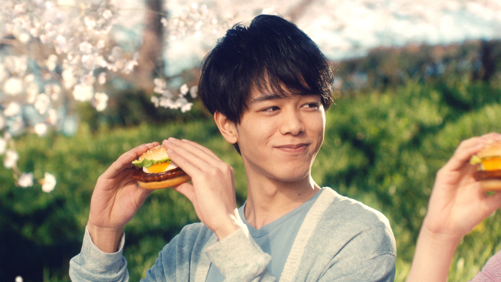 東ヨシアキ 「てりたま『桜の精』篇」より（画像提供：日本マクドナルド）