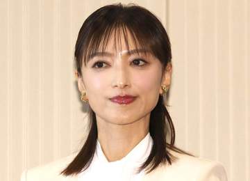 「本当にアラ50？」「令和のクレオパトラ」奇跡の54歳女性アナウンサー あふれる高貴オーラ 純白ドレスで映画祭降臨「ギリシャ神話の女神」「エレガント」SNS魅了
