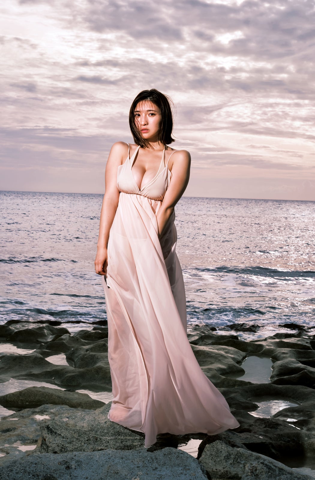 三田悠貴、大人の色気溢れる “ふわぽよ”バストに釘付け