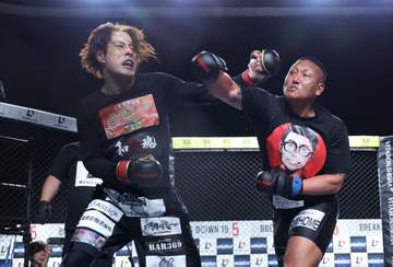 塩試合に朝倉未来が怒り「この試合してまた使われると思うのかって話ですよ」逮捕→不起訴から2年ぶり復帰の喧嘩自慢がスタミナ切れ凡戦 “最恐ホスト”に敗れる「つまんない試合」 ガールズバーハイキック事件→離婚から再起も