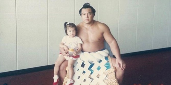秋元梢 亡き父 千代の富士貢さんとの幼少期写真公開 パパ格好よすぎ モデルプレス