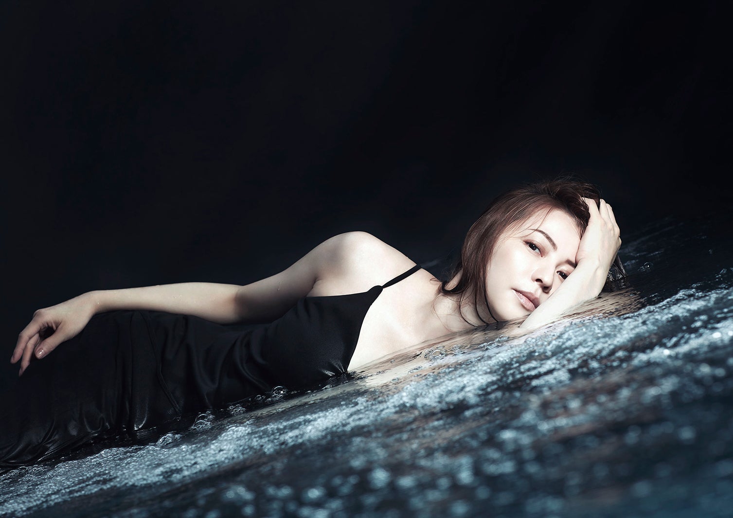 香里奈、初の水中撮影で人魚に　圧倒的美貌で魅了