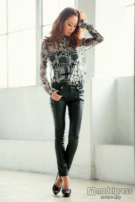バティックプリントシャツとレザーライクバギンスを提案したrienda girls・アサミ