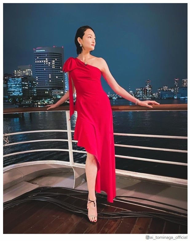 タクシーで交通事故・冨永愛、怪我の進捗明かす 美デコルテ輝くドレス姿披露