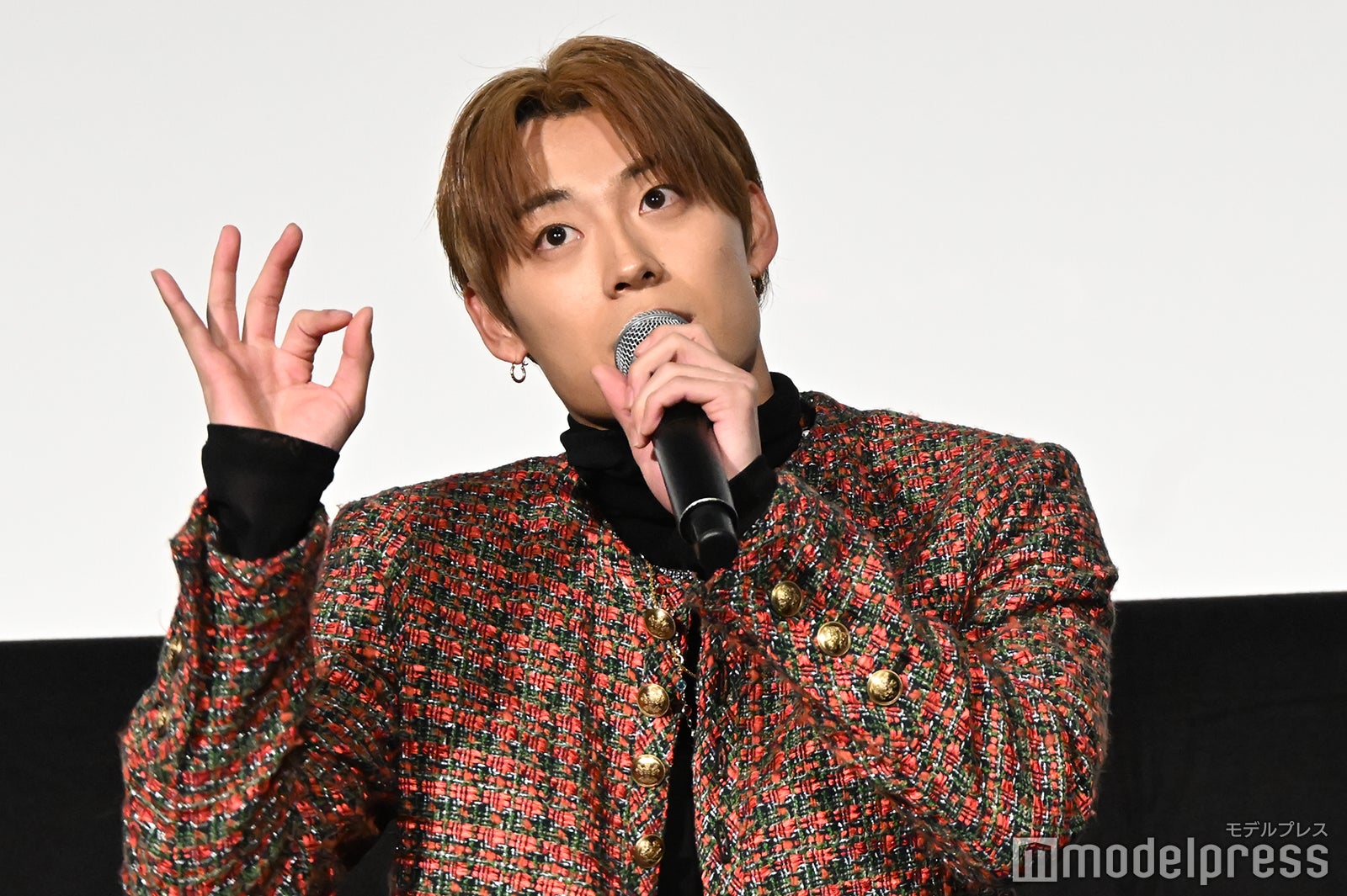 「愛情100％」とちょける高松アロハ（C）モデルプレス