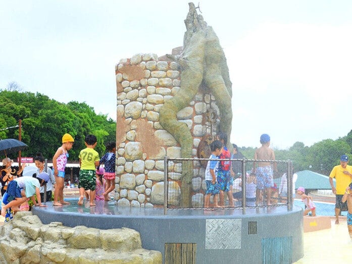 「アドベンプッチ」にある「キッズアイランドプール」。キッズアイランドから、いろいろな方向へ滑れます