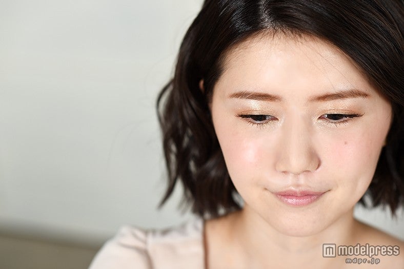 目頭にキラキラパウダーをプラス／モデル：河西里音