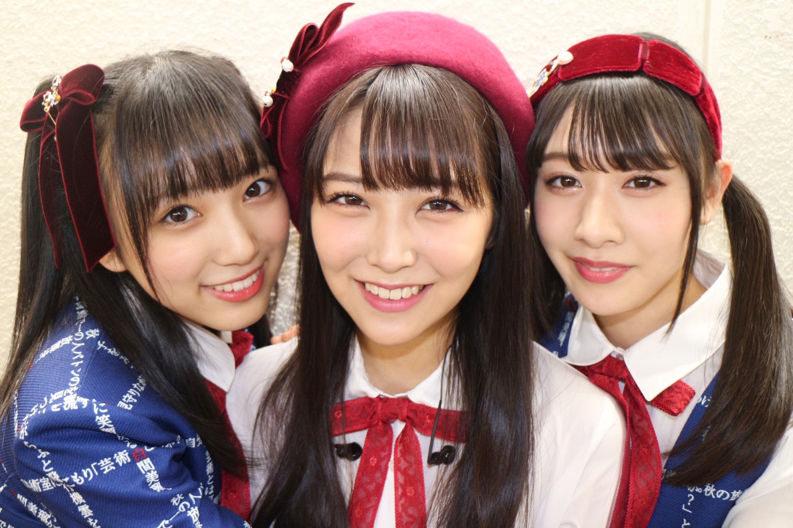 矢吹奈子、白間美瑠、加藤美南／新博難（C）AKS