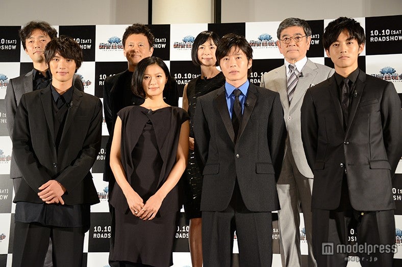 （前列左から）福士蒼汰、榮倉奈々、田中圭、松坂桃李（後列左から）佐藤信介監督、橋本じゅん、西田尚美、石坂浩二