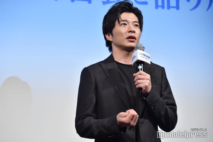 拳を握りしめながら映画公開を願う田中圭(C)モデルプレス