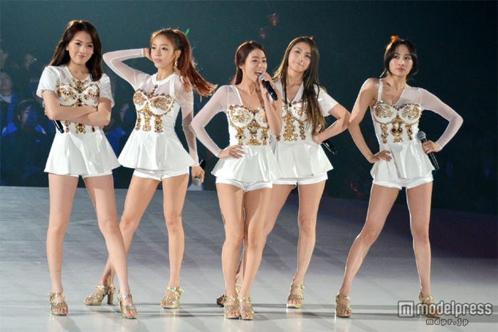 ライブパフォーマンスも披露(左から:ジヨン、ハラ、スンヨン、ギュリ、ニコル)