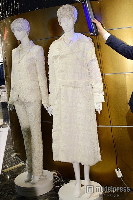 紫外線に当たると色が変化