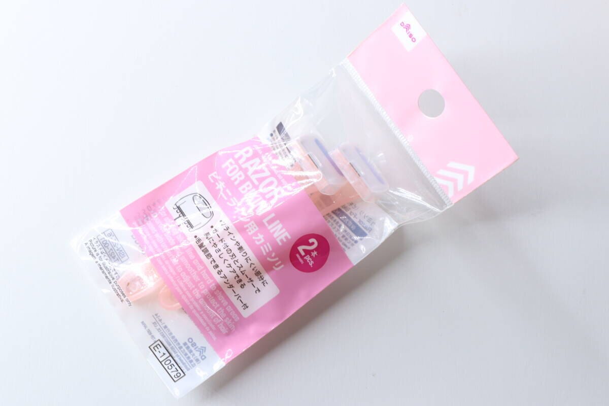 斜めから見たダイソー「ビキニライン用カミソリ」のパッケージ 斜めから見たダイソー「ビキニライン用カミソリ」のパッケージ