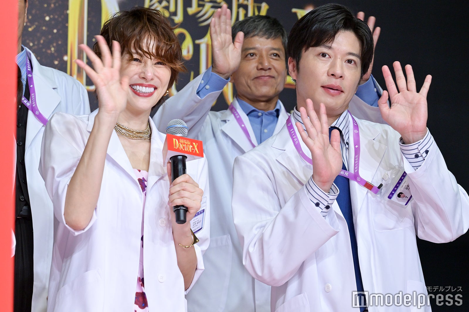 手を振る米倉涼子、田中圭（C）モデルプレス