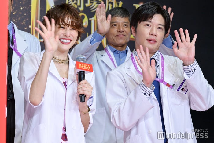 手を振る米倉涼子、田中圭(C)モデルプレス