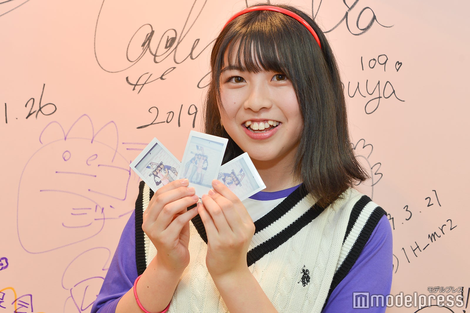 3人とのチェキに笑顔（C）モデルプレス