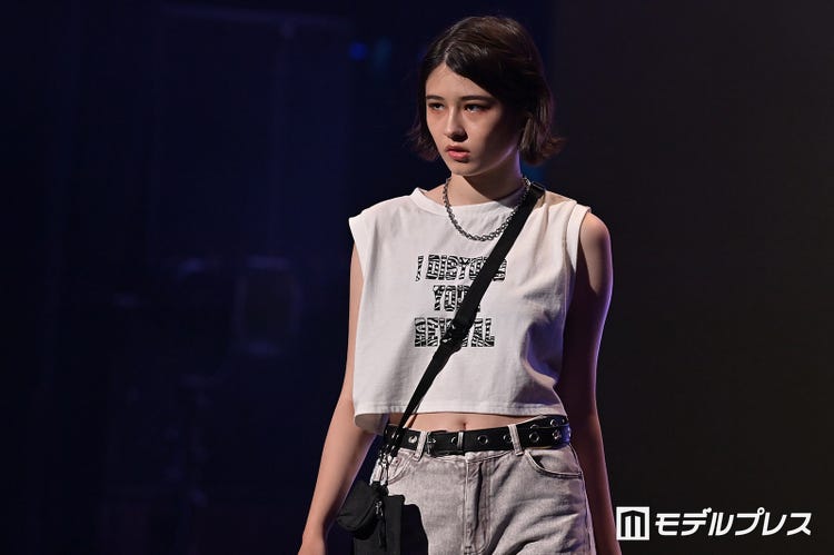 画像4/4) 「虹オオカミ」アリアナさくら、へそ出しルックでクールな  