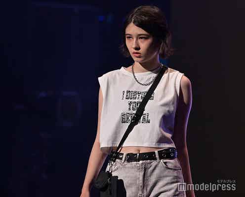 「虹オオカミ」アリアナさくら、へそ出しルックでクールな表情<TGC teen 2021 Summer>