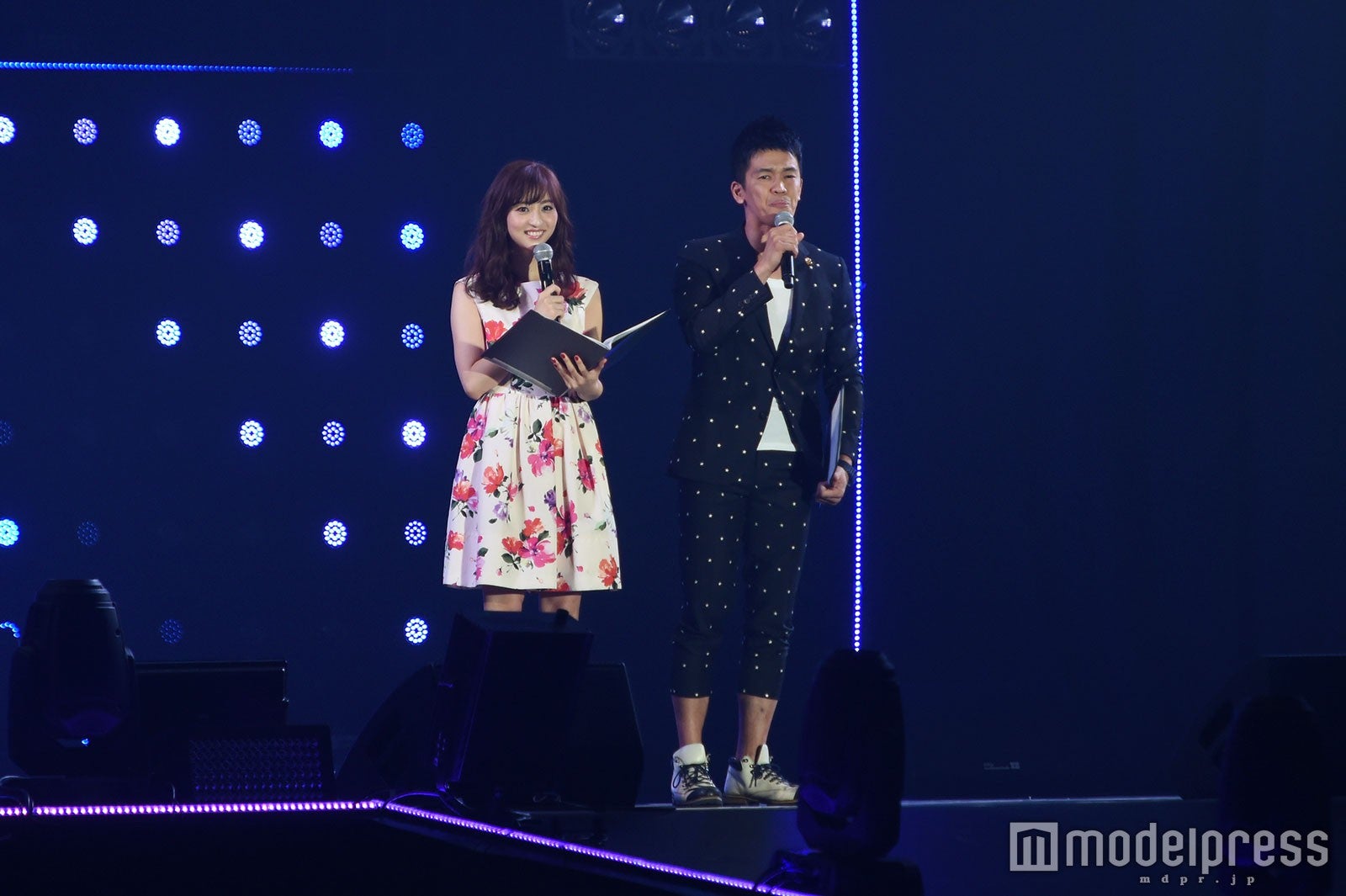 MCの堀田茜、武井壮（C）モデルプレス
