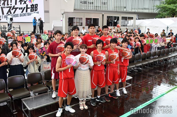 (前列左から)鈴木勝大、早見あかり、志尊淳、佐藤寛太、戸塚純貴(後列左から)川崎ブレイブサンダースU15・近藤亮太郎選手、川崎ブレイブサンダース・藤井祐眞選手、千葉ジェッツ・原修太選手、千葉ジェッツU15・廣岡大翔選手(C)モデルプレス
